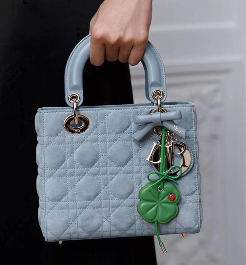 dior 推出全新包挂系列