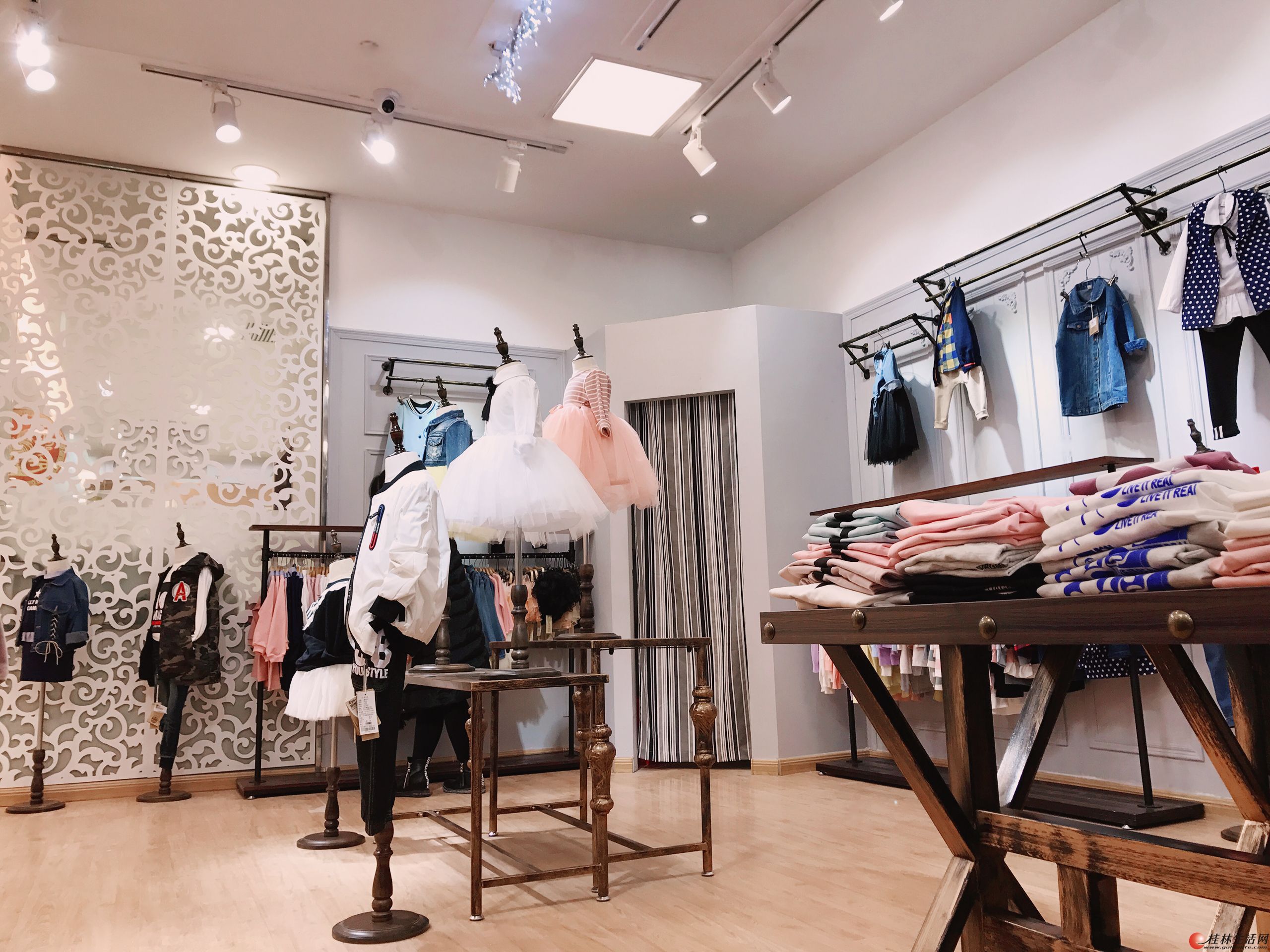 9.9新服装店流水摆设台